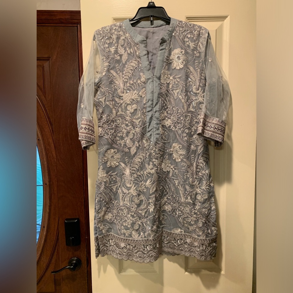 Beautiful short sleeve silver kurta with matching trousers.